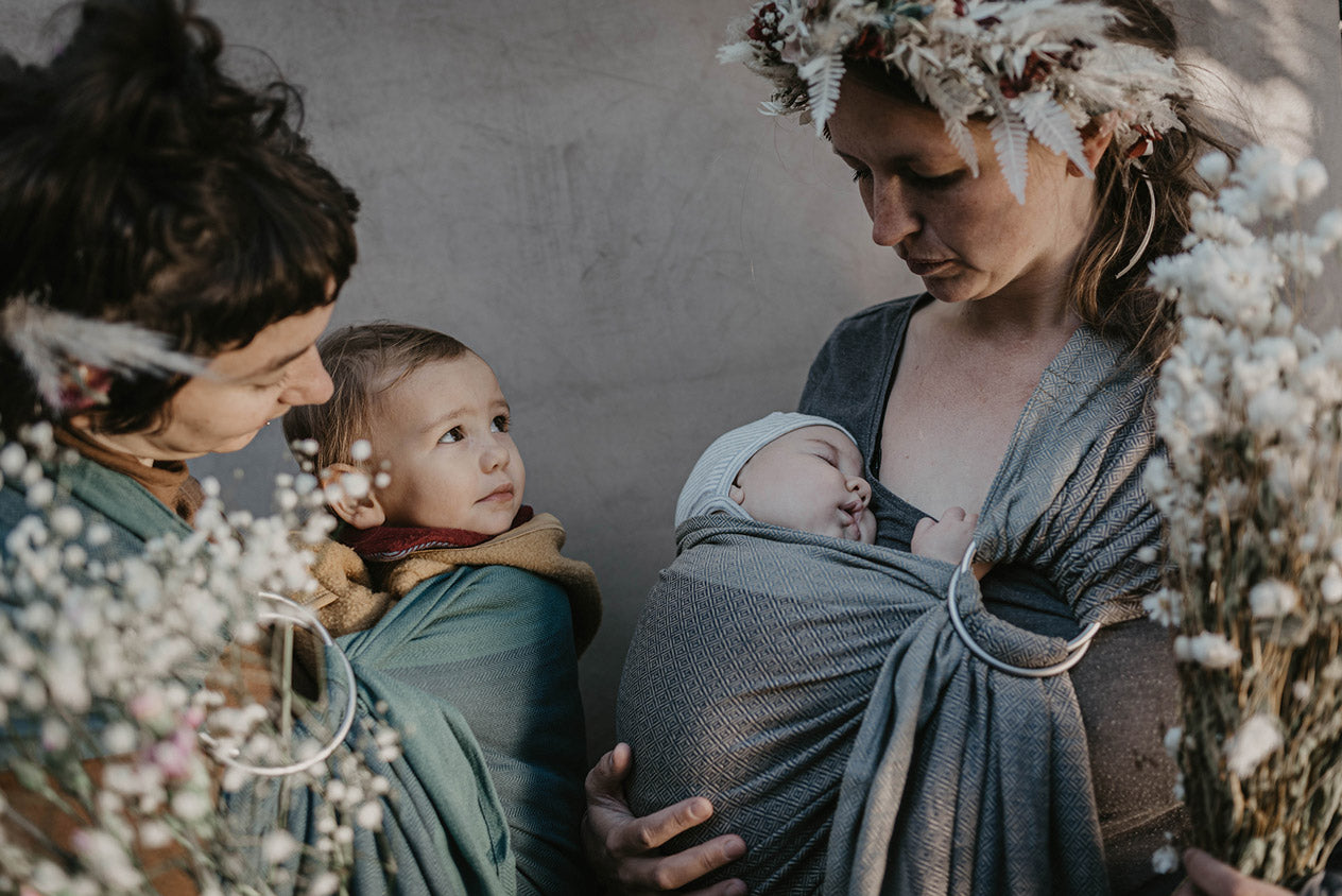 Frauen mit Babies in Bio Baumwoll Mama Nuka Tragetuch