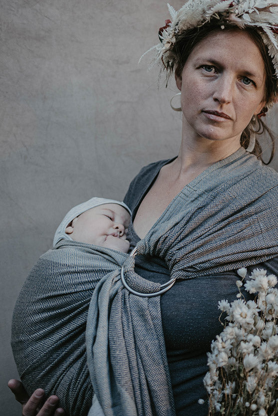 Frau mit Säugling in Mama Nuka Tragetuch Alva mit Ring Sling Alva