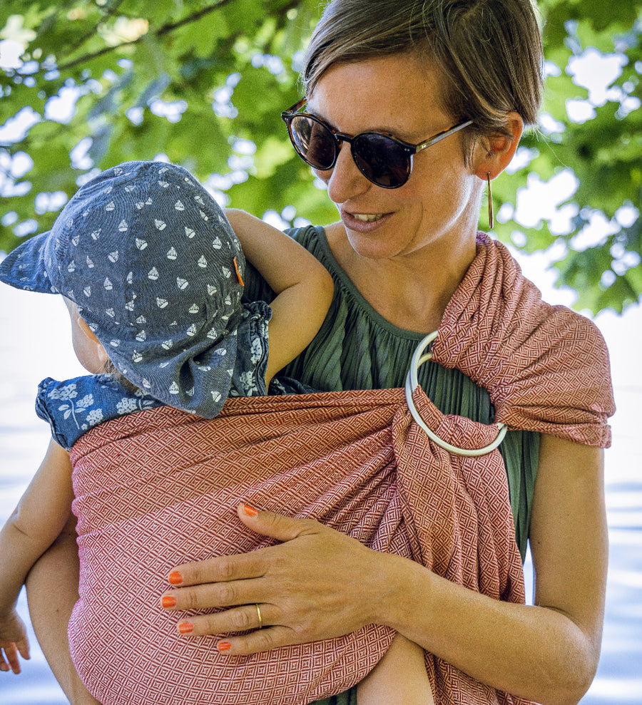 Frau mit Säugling in Mama Nuka Ring Sling Tragetuch Ruby