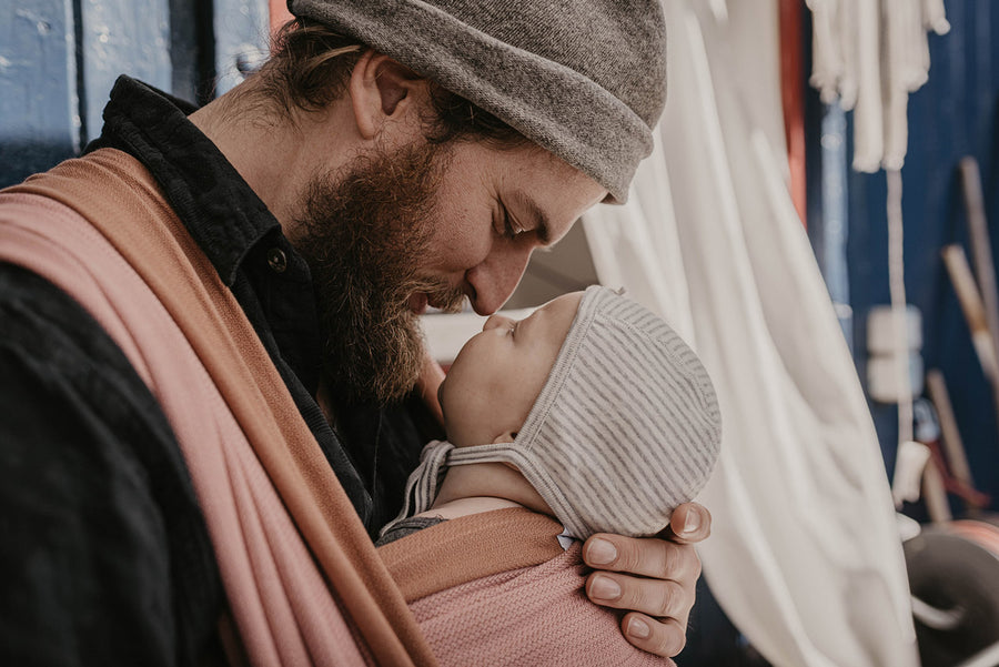 Mann mit Säugling in Mama Nuka Tragetuch Aurora