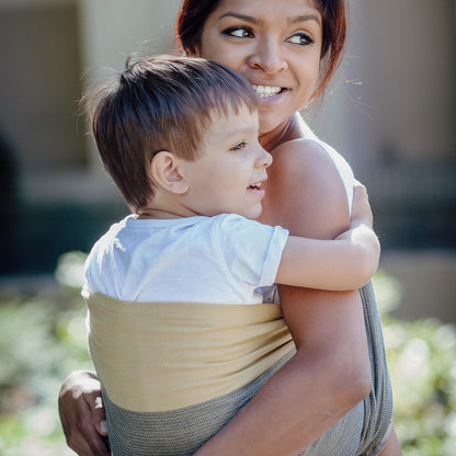 Frau mit Kleinkind in Mama Nuka Sling Ring Tragetuch Sunna