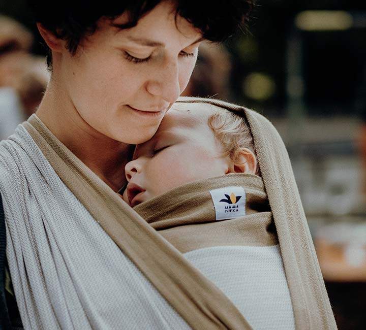 Frau mit Säugling in Mama Nuka Tragetuch in einer Tragetuch-Beratung